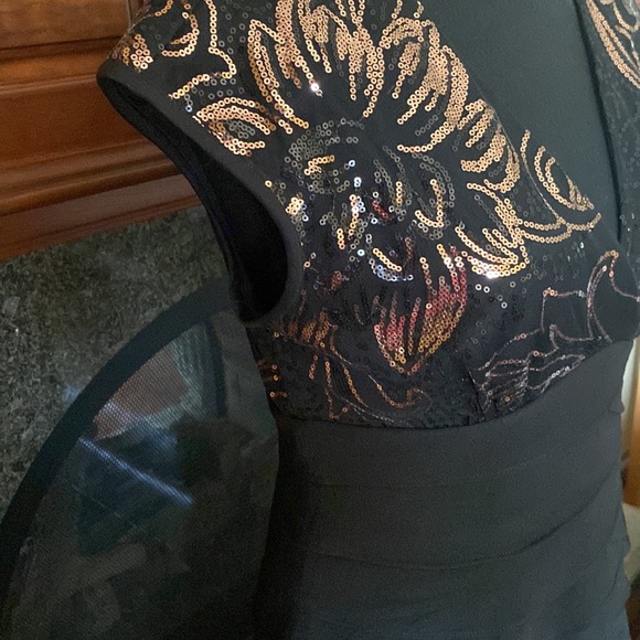 Black dress with scalloped skirt & gold design sequence….classy, 8 🌺 - Picture 4 of 7